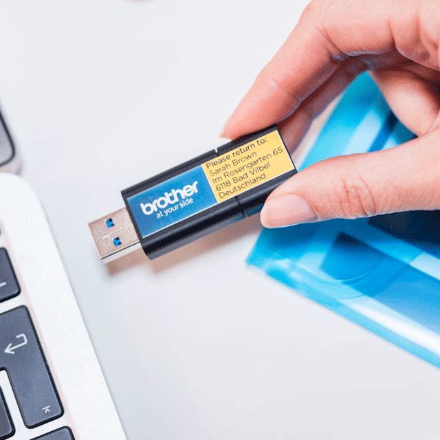 Brother VC-500W stampante per etichette (CD) ZINK (Zero-Ink) A colori 313 x 313 DPI 8 mm/s CZ Wi-Fi [VC500WZ1]