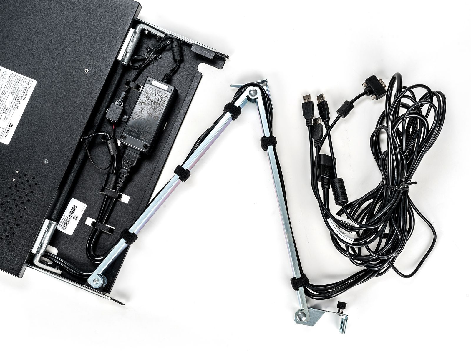Vertiv Avocent 1 Computer - 47 cm (18,5") LCD - 1600 x 1200 - 3 x USB - 1 x VGA - Tastiera - TouchPad - 1U Alto [LRA185KMM-001]