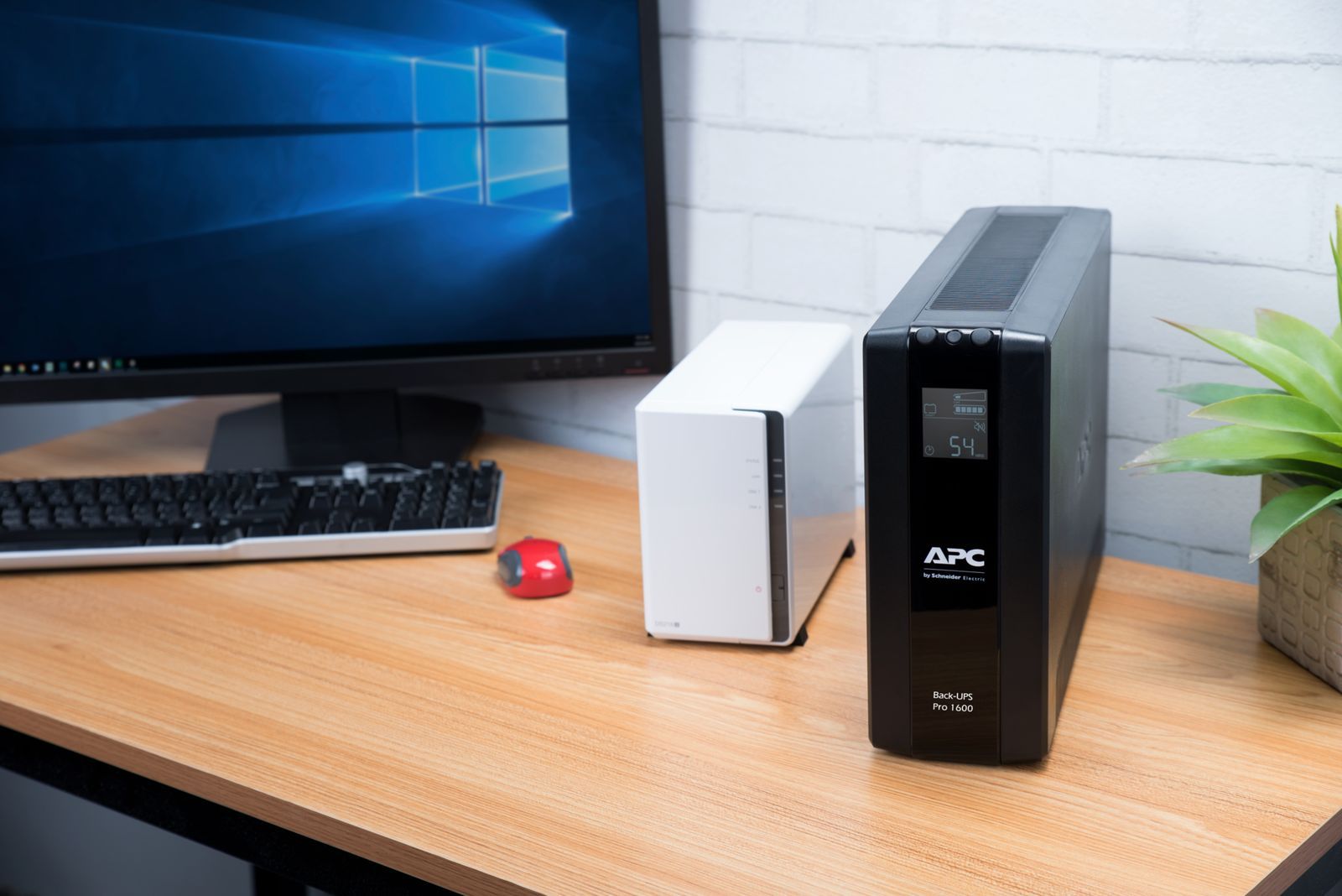 APC BR1600MI gruppo di continuità (UPS) A linea interattiva 1,6 kVA 960 W 8 presa(e) AC [BR1600MI]