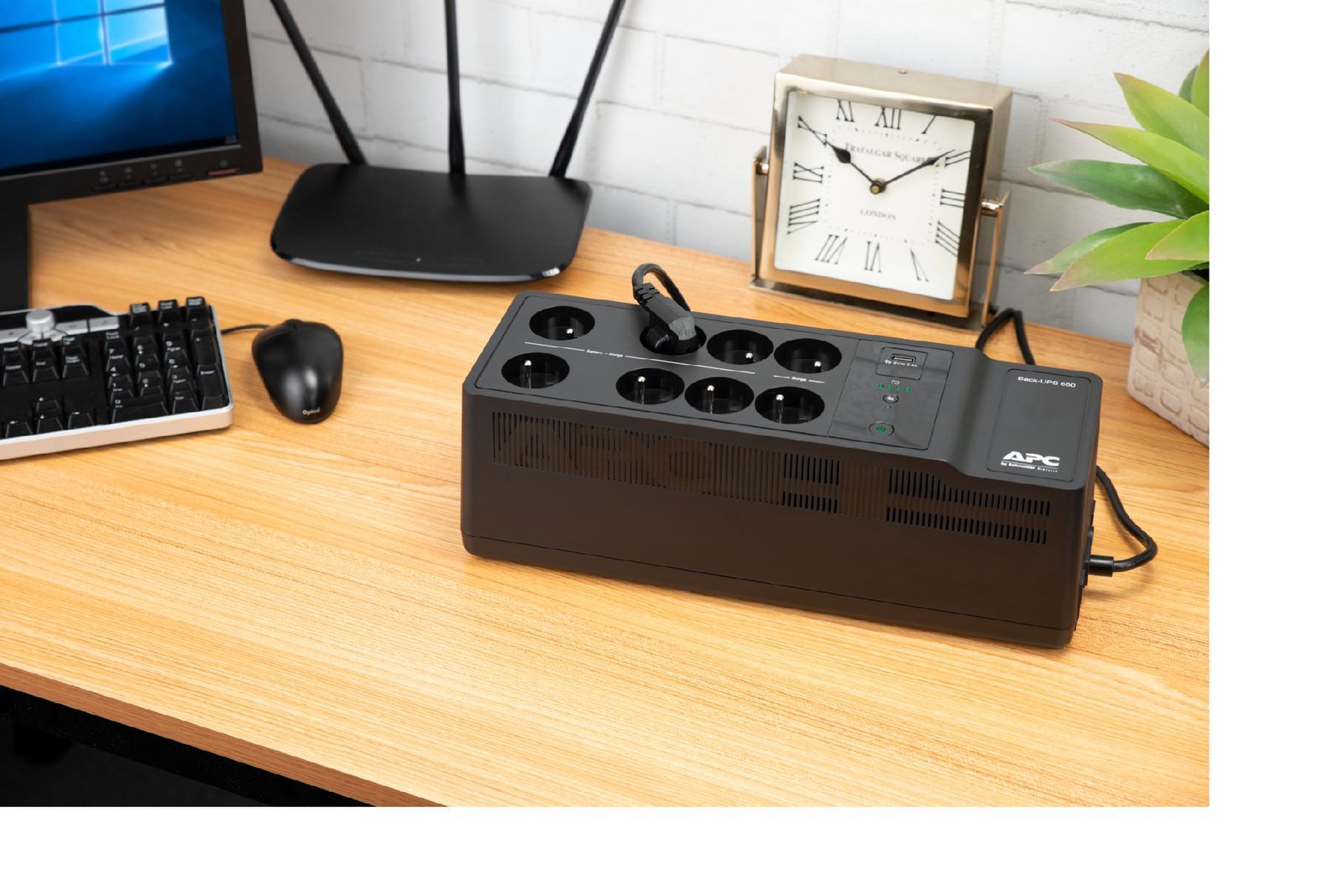 APC Back-UPS 650VA 230V 1 USB charging port - (Offline-) USV gruppo di continuità (UPS) Standby (Offline) 0,65 kVA 400 W 8 presa(e) AC [BE650G2-GR]